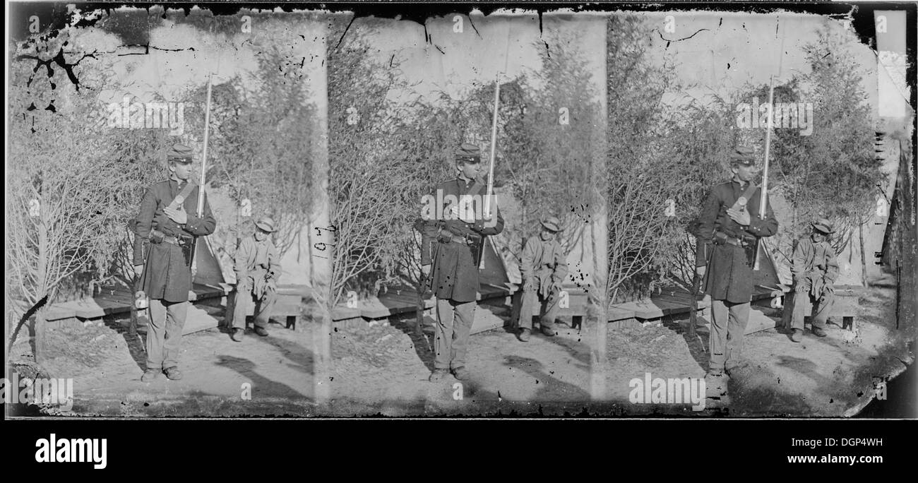 Das Foto zeigt Infanteristen, die auf einem Militärposten stationiert sind. Diese Soldaten erfüllen ihre Aufgaben wahrscheinlich während eines bestimmten Zeitraums als Teil ihres Militärdienstes. Stockfoto