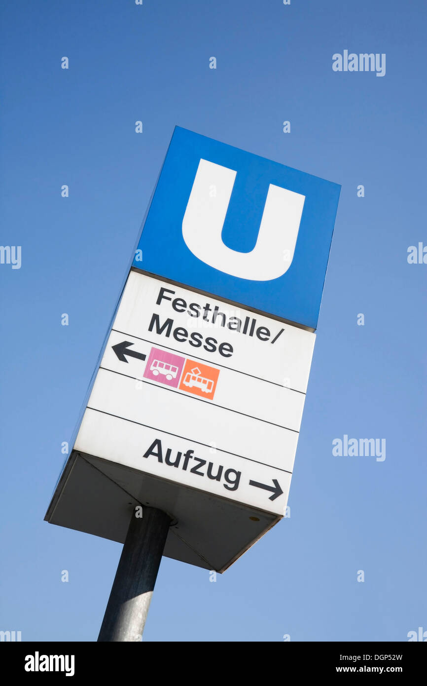 Melden Sie sich der u-Bahnstation auf dem Messegelände, Frankfurt am Main, Hessen Stockfoto