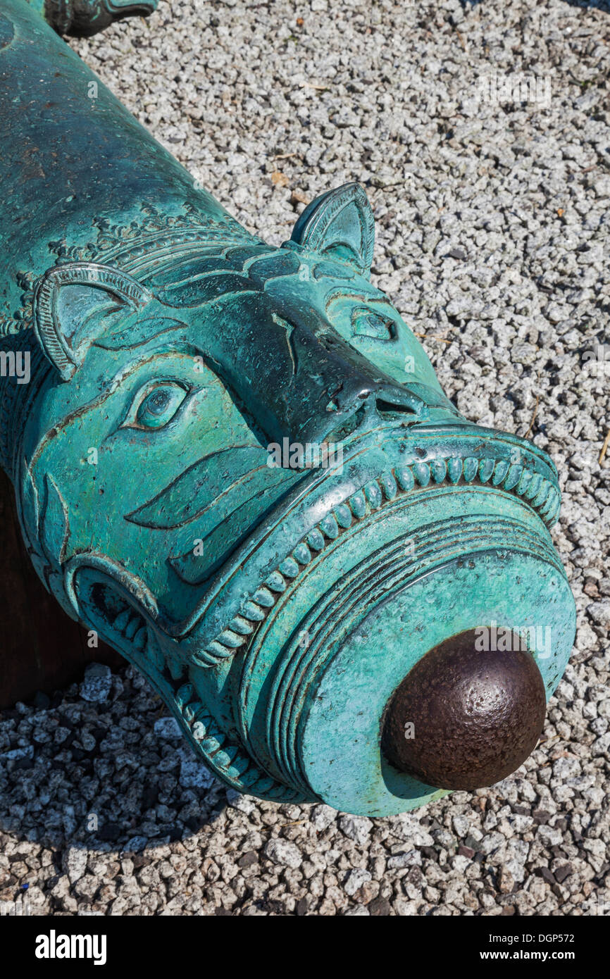 England, Hampshire, Farham, Fort Nelson, Royal Armouries, indische Bronze Pistole mit Tiger Motiv Stockfoto