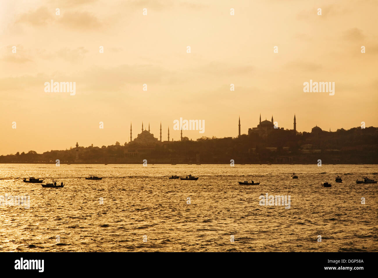 Angelboote/Fischerboote auf dem Marmarameer vor die Silhouetten von der blauen Moschee und Hagia Sophia, Istanbul, Türkei Stockfoto