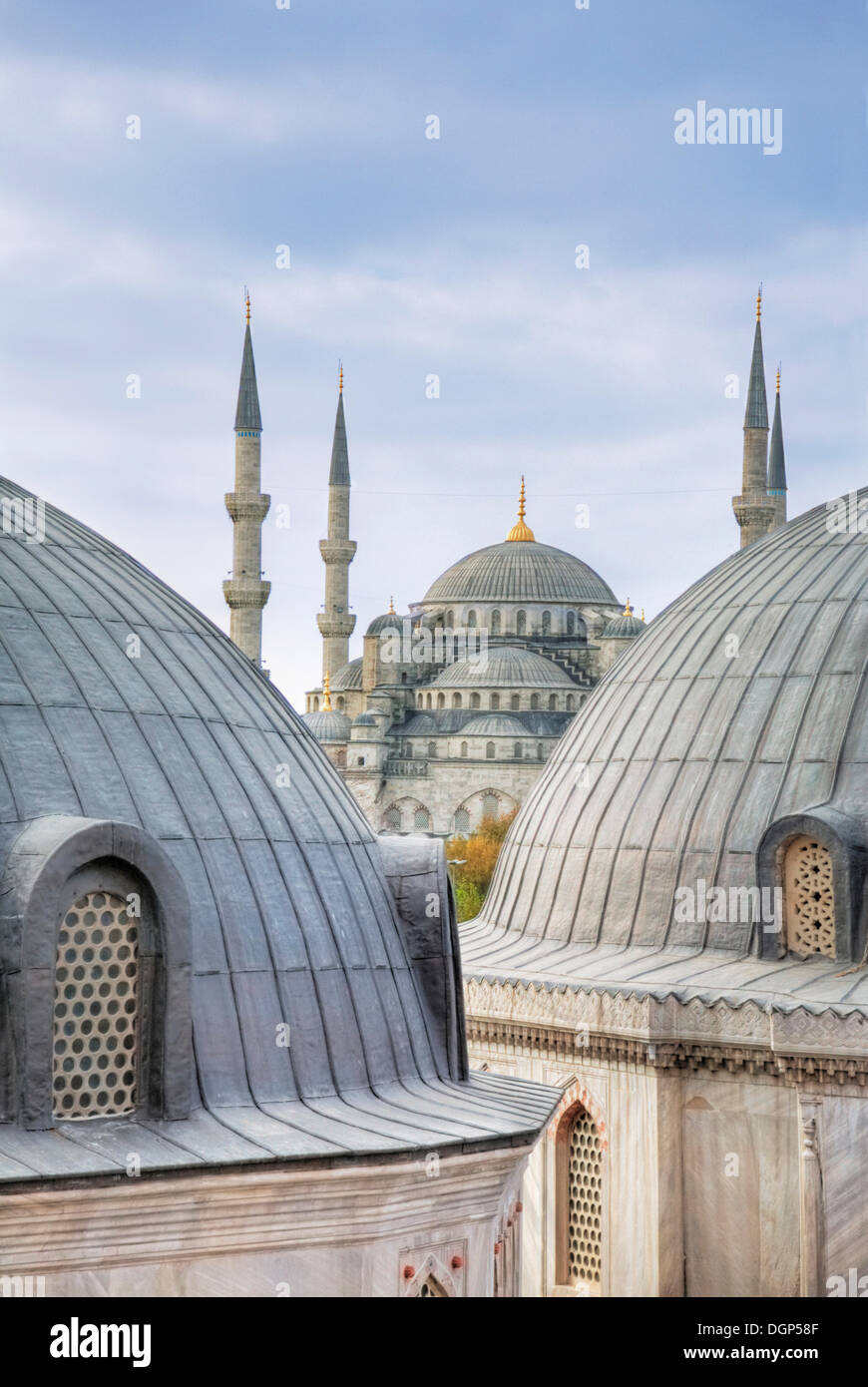 Blick über die Kuppeln der Hagia Sophia auf die blaue Moschee, Istanbul, Türkei Stockfoto