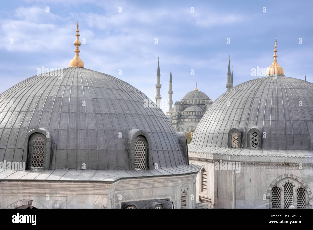 Blick über die Kuppeln der Hagia Sophia auf die blaue Moschee, Istanbul, Türkei Stockfoto