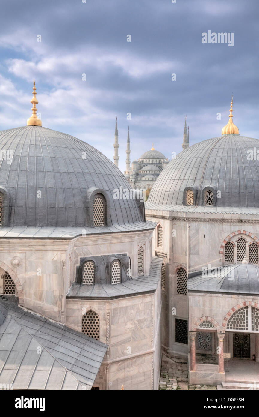 Blick über die Kuppeln der Hagia Sophia auf die blaue Moschee, Istanbul, Türkei Stockfoto