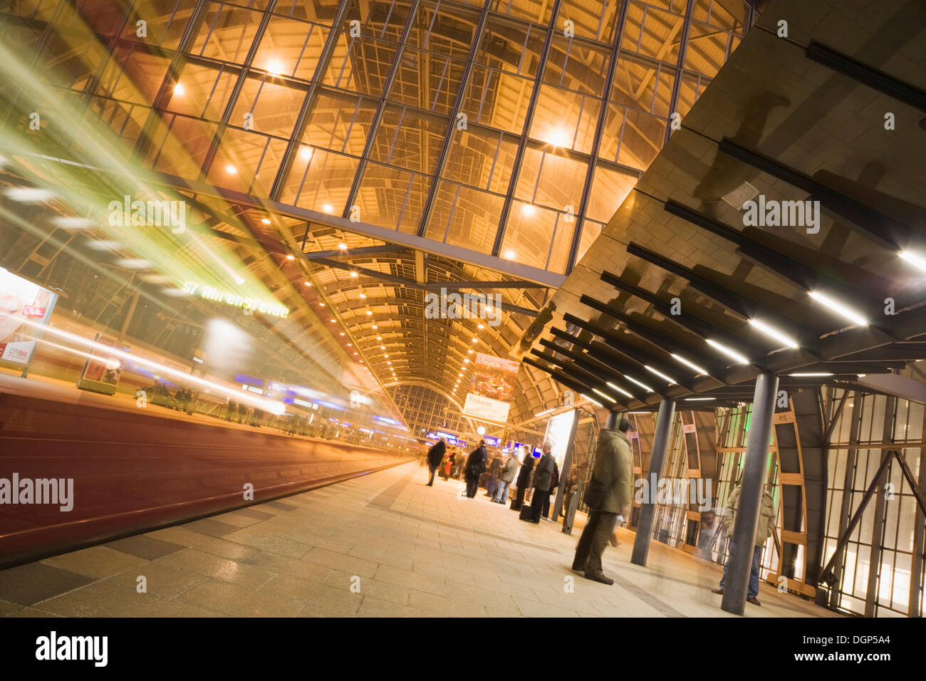 Ankommenden Zug in Berlin Alexanderplatz S-Bahn station Stockfoto