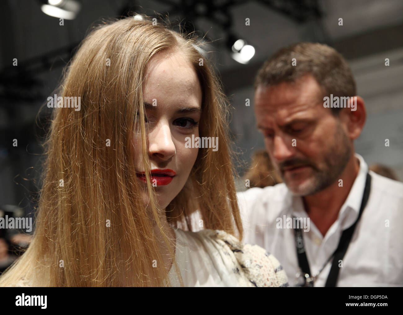 Berlin, Deutschland, ein Modell backstage auf der Fashion Week Stockfoto
