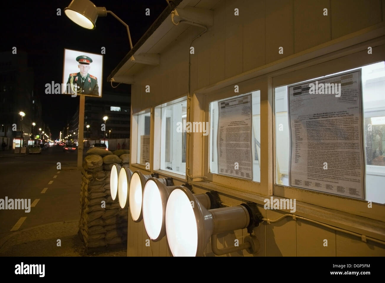 Ehemaligen Grenzübergang Checkpoint Charlie mit einem Porträt von einem sowjetischen Soldaten, Berlin Stockfoto