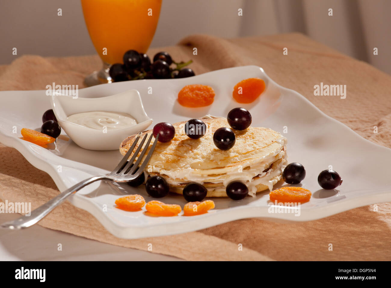 Pfannkuchen ist ein typisches Frühstück serviert mit einer Vielzahl von Belägen / Füllungen Stockfoto