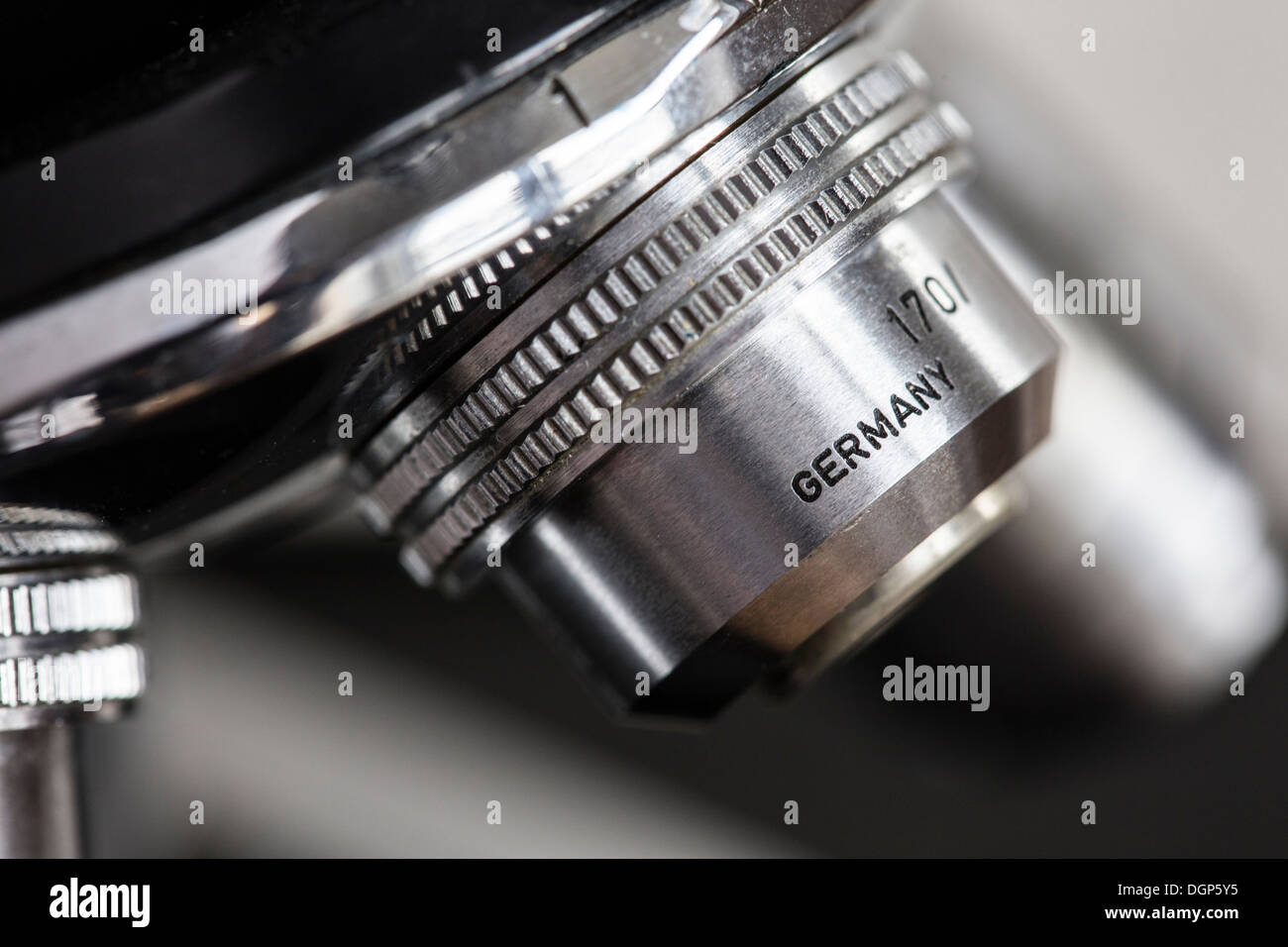 Qualitätssiegel Made in Germany am Mikroskop Stockfoto