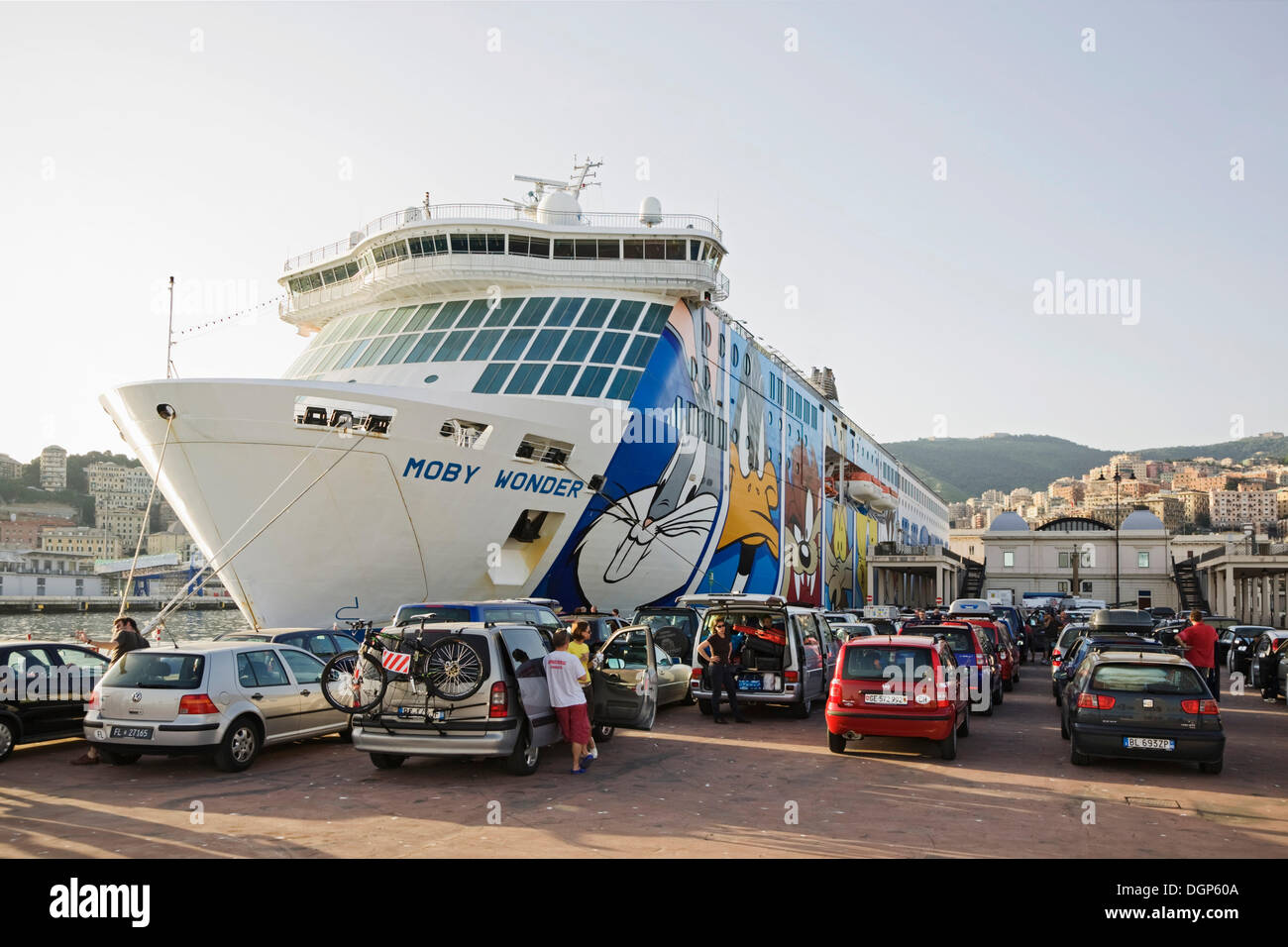 Fähre Hafen von Genua mit Reisenden warten auf die Fähre nach Sardinien, Ligurien, Italien, Europa Stockfoto