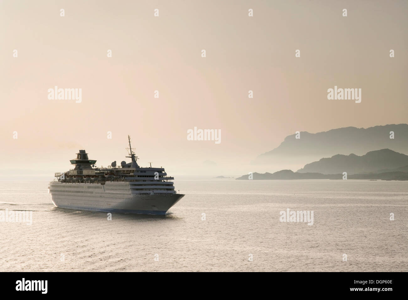 Ankommenden Autofähre ab der Küste Sardiniens bei Sonnenaufgang, Sardinien, Italien, Europa Stockfoto