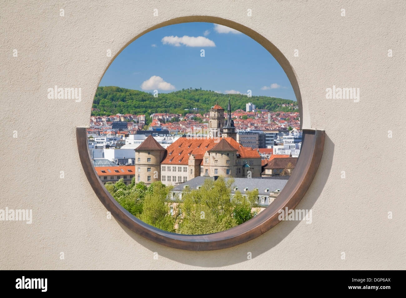 Blick vom Turm an der Stuttgarter Musikhochschule, das alte Schloss und der Turm der Stiftskirche, Stuttgart Stockfoto