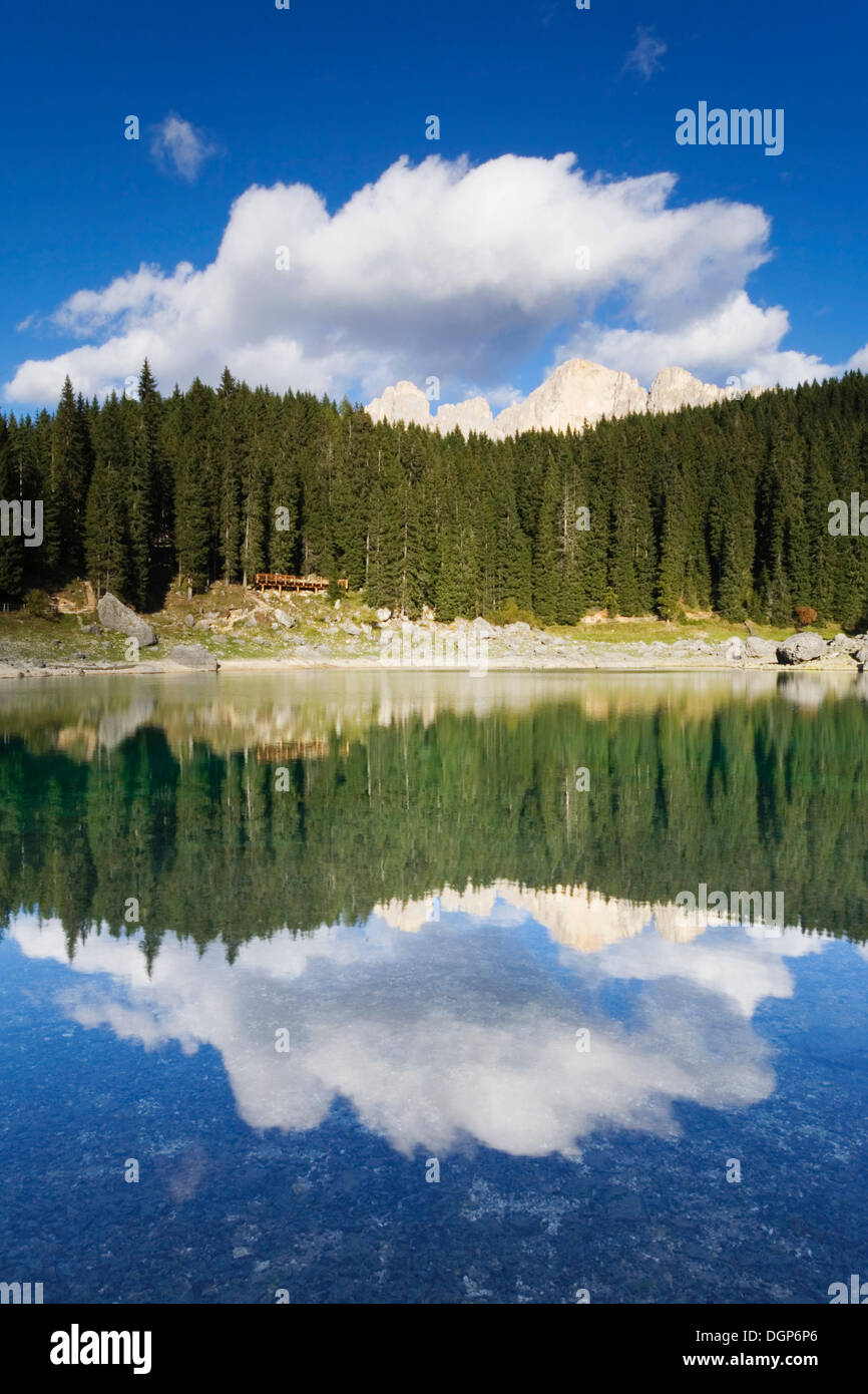 Rosengarten Gruppe Berge spiegeln sich in Karersee, Dolomiten, Trentino-Alto Adige, Italien, Europa Stockfoto