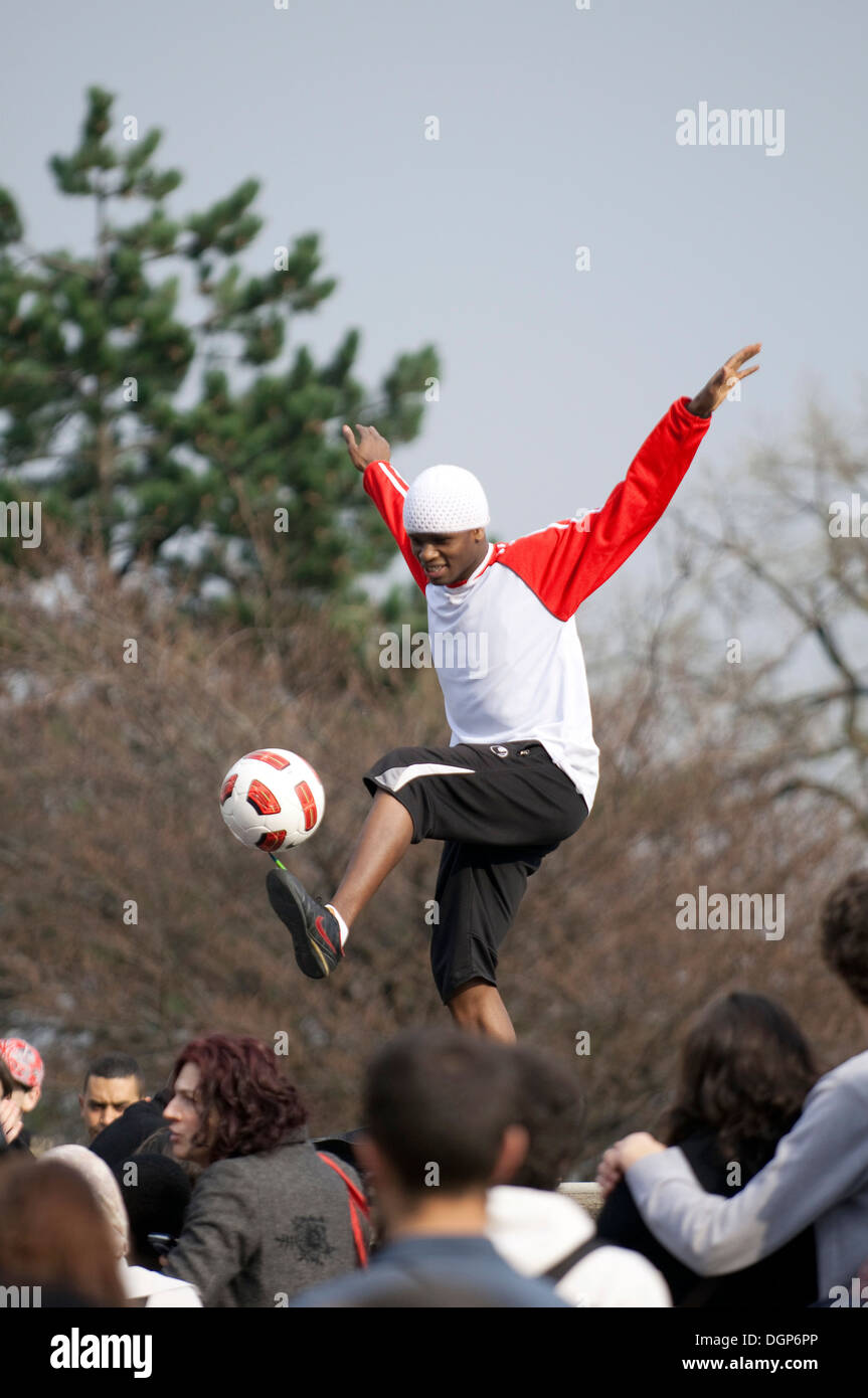 Fußball-Acrobat in Montmartre, Paris, Frankreich Stockfoto