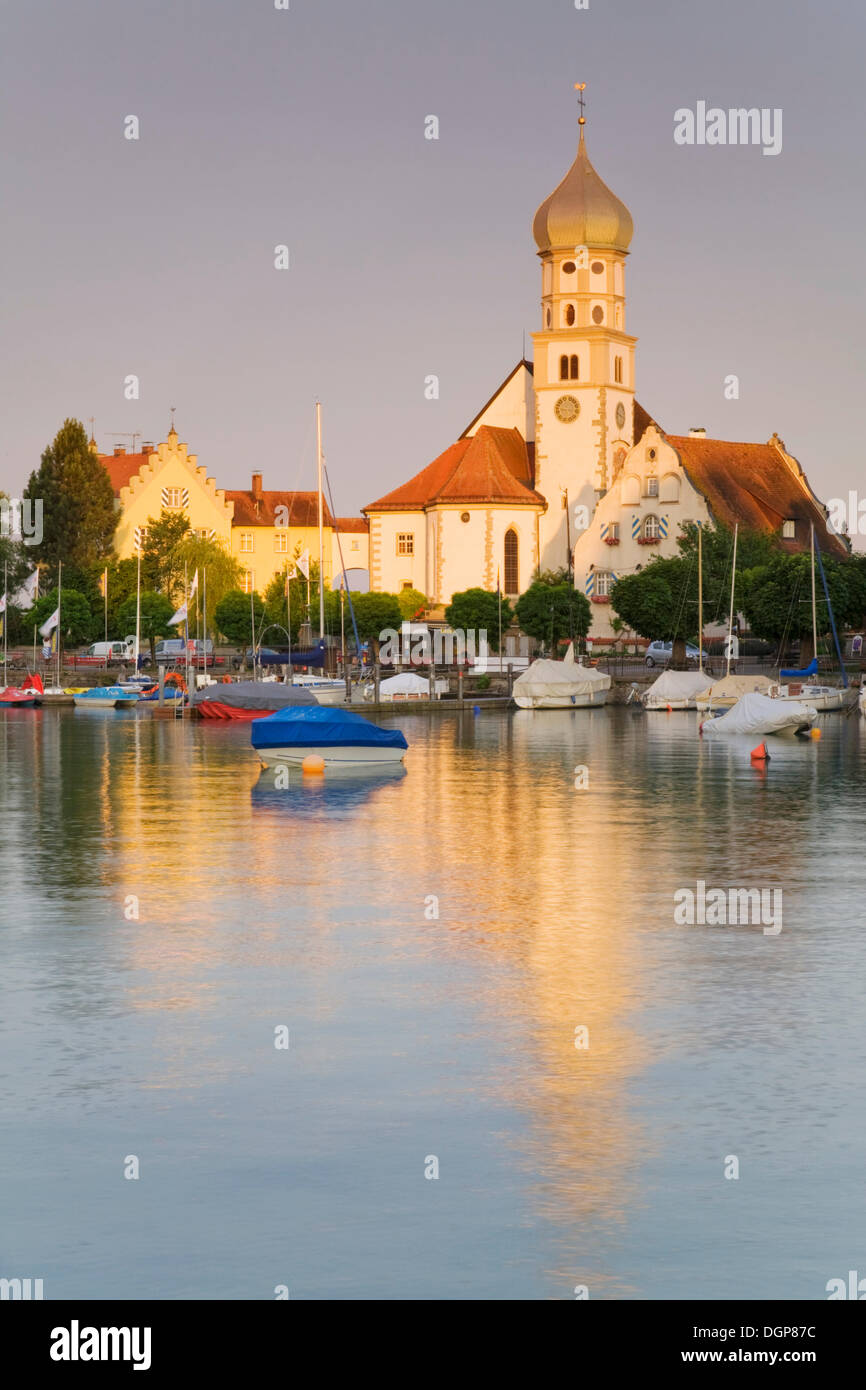 Barocke Kirche auf der Halbinsel Wasserburg im ersten Morgenlicht, Bodensee, Bayern Stockfoto