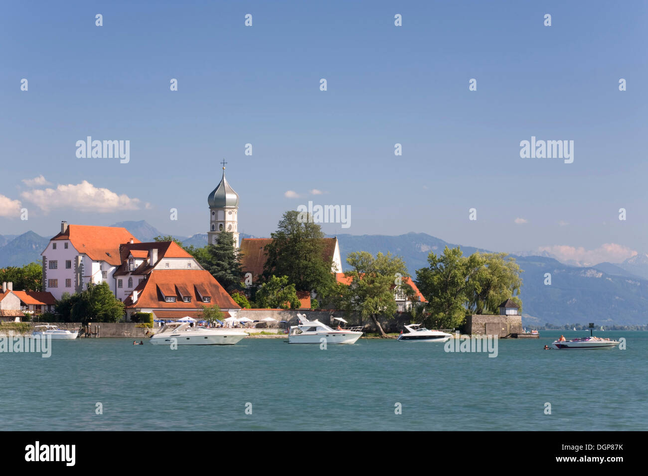 Kirche St. Georg und dem Schloss auf der Halbinsel in der Nähe von Wasserburg, Bodensee, Bayern Stockfoto