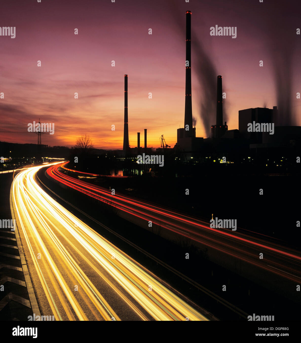 Autobahn und Kraftwerk am Abend, Ursachen des Klimawandels ändern, Baden-Württemberg Stockfoto
