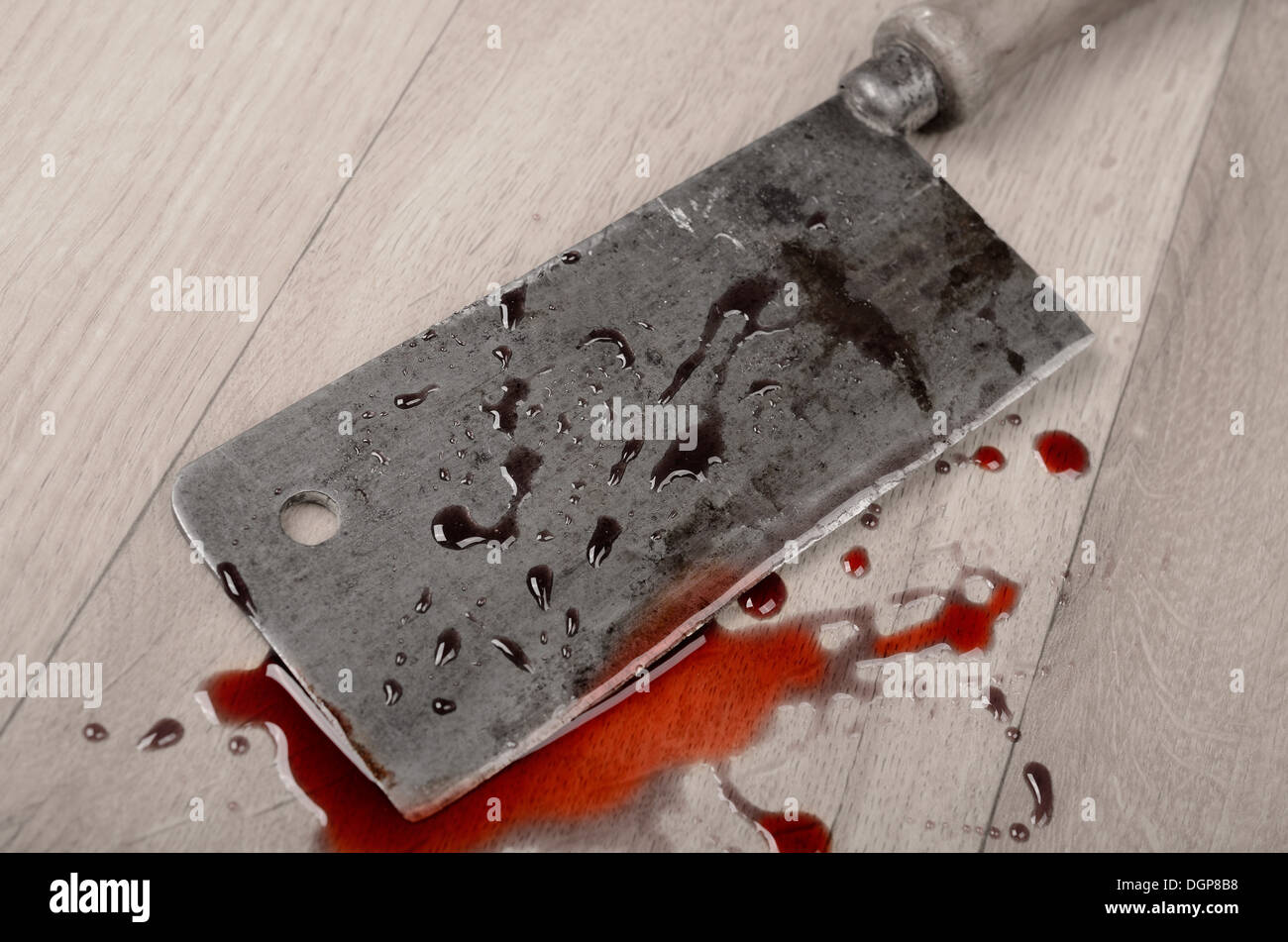 Metzgerei Hackmesser mit Blut Stockfoto