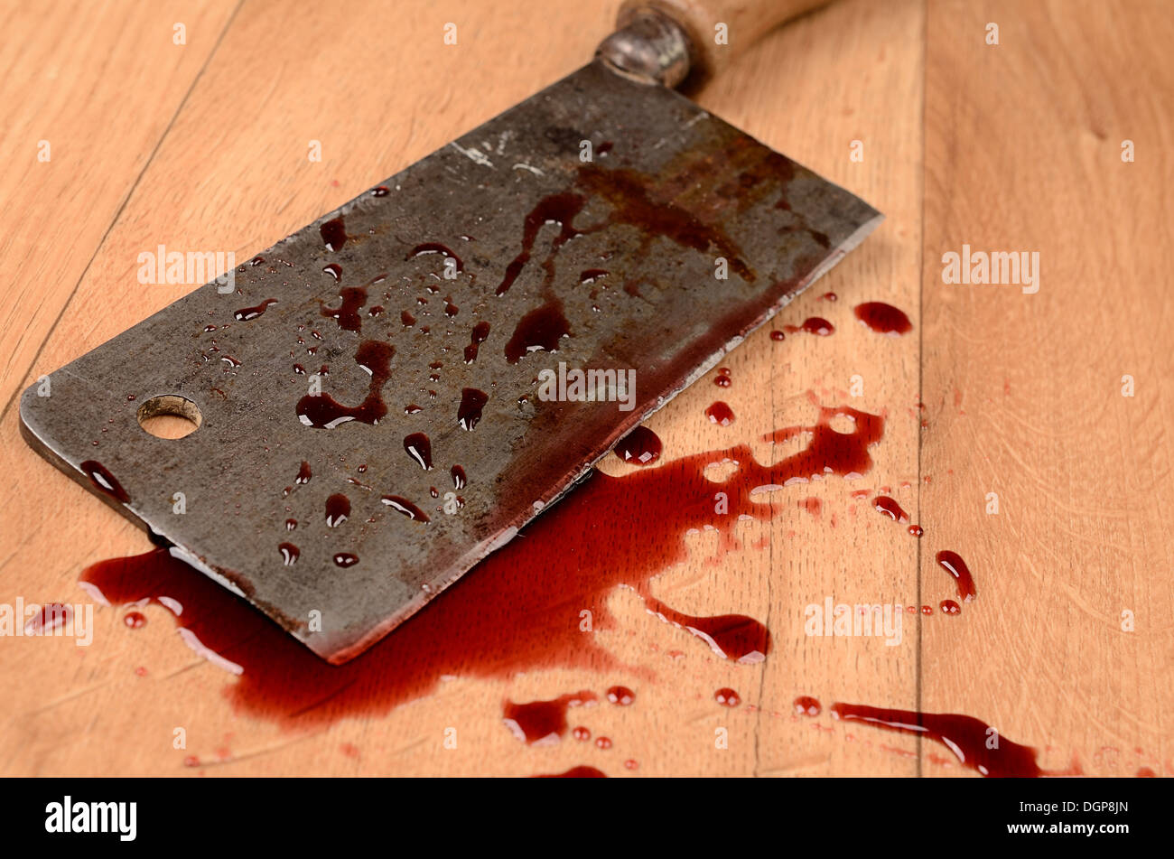 Metzgerei Hackmesser mit Blut Stockfoto