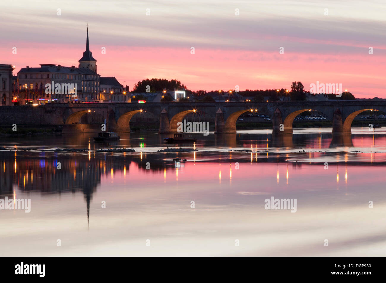 Cessart Brücke Pont reflektiert in der Loire River, Saumur, Pays De La Loire, Departement Maine et Loire, Frankreich, Europa Stockfoto