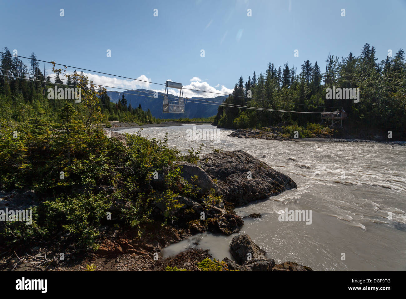 Überquerung des Flusses mit Kabel Riemenscheibe Cart in Alaska Wildnis Stockfoto