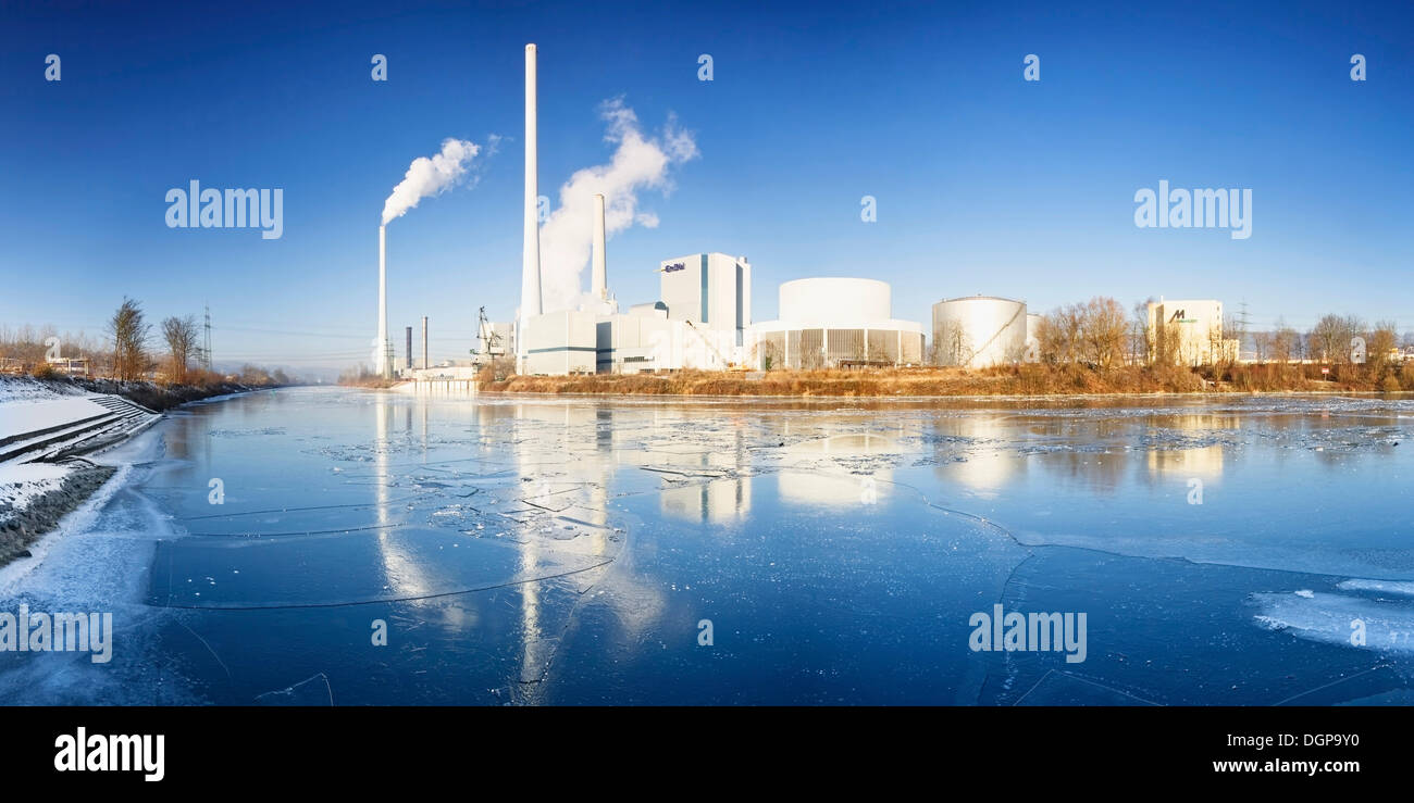 Eisige Neckar und Strom zu Pflanzen, Altbach, Baden-Württemberg Stockfoto