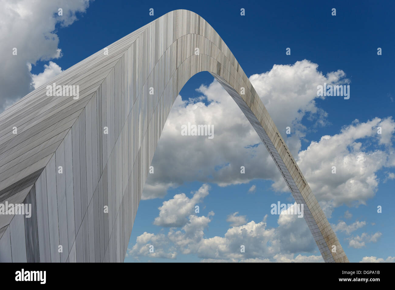 Saint Louis Arch Ansicht von unten hell tagsüber Stockfoto