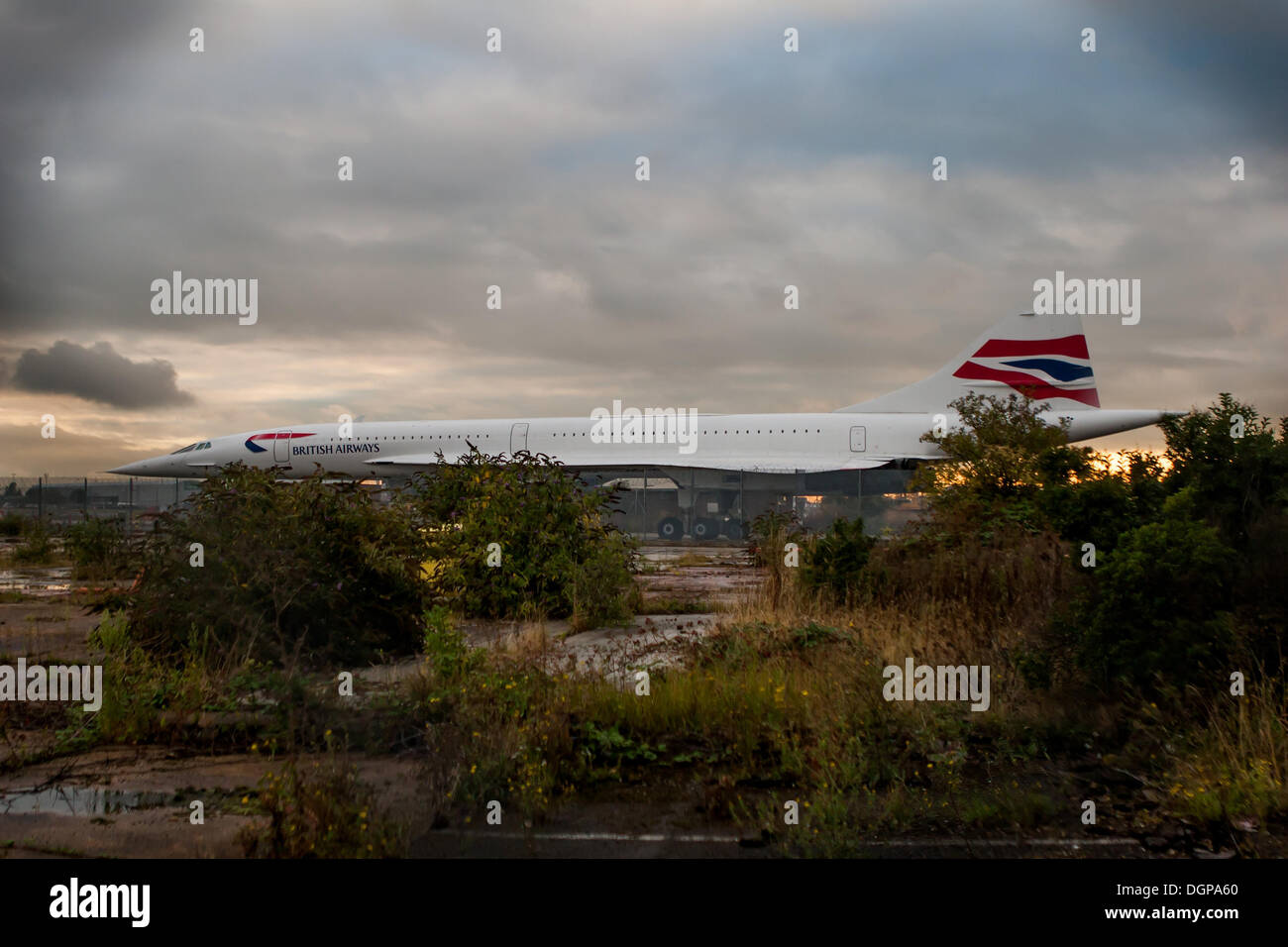 Heathrow, Großbritannien. 24 Okt, 2013. Vor zehn Jahren heute, Concorde, die seine letzten kommerziellen Flug. Concorde G-BOAB sitzt am Ende des Flughafens Heathrow südliche Start- und Landebahn (09R/27L) Credit: Martyn Wheatley/Alamy leben Nachrichten Stockfoto