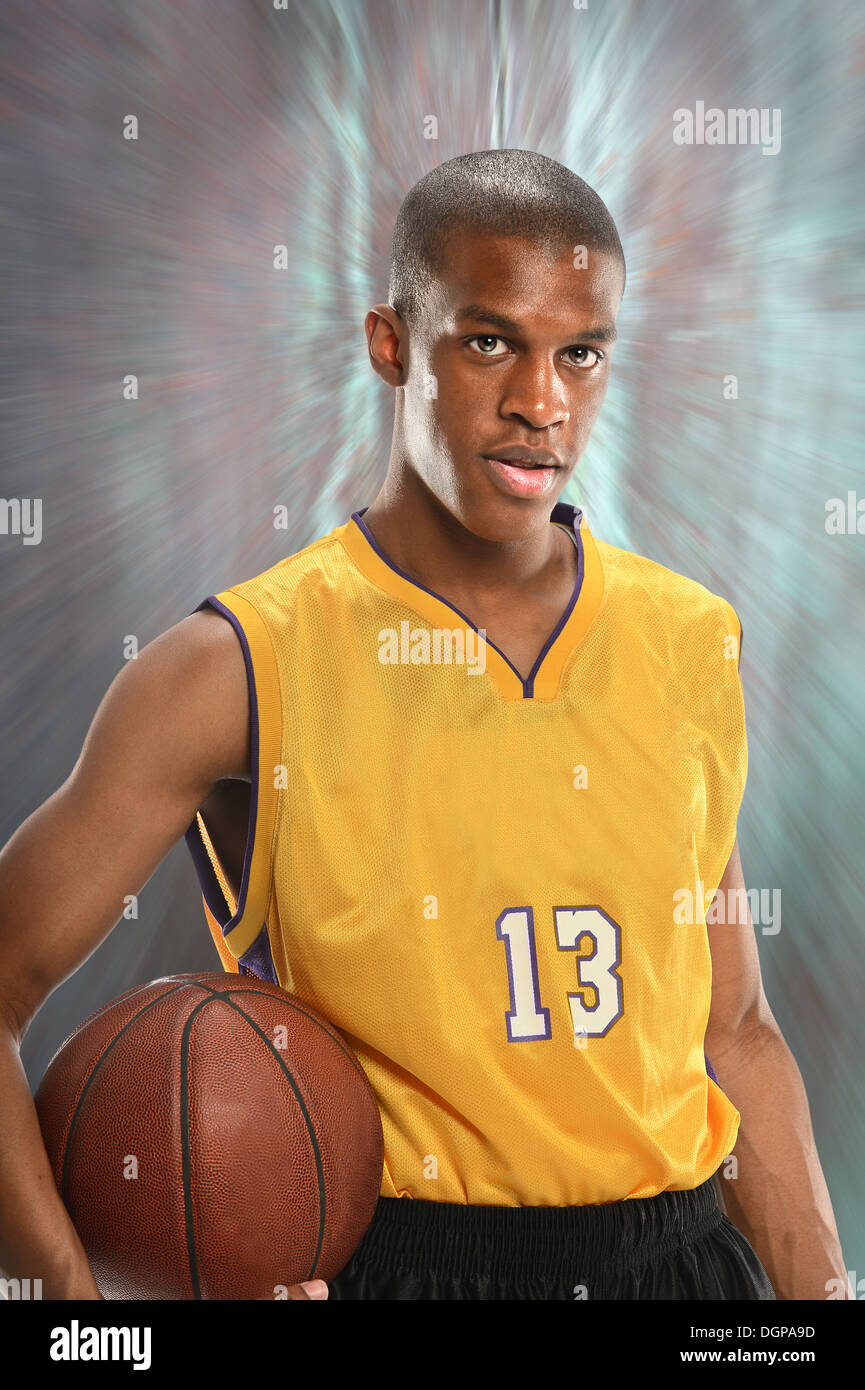 Young African American Basketball-Spieler mit Ball über Bewegung Hintergrund Stockfoto