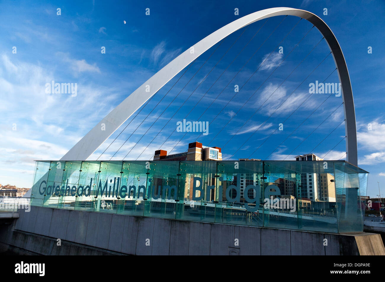 Gateshead Millennium Bridge und baltischen Zentrum für zeitgenössische Kunst Stockfoto