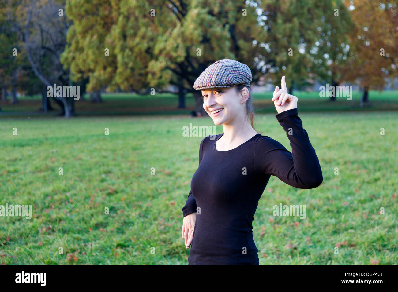 Junge Frau mit Kappe und Zeigefinger index Stockfoto
