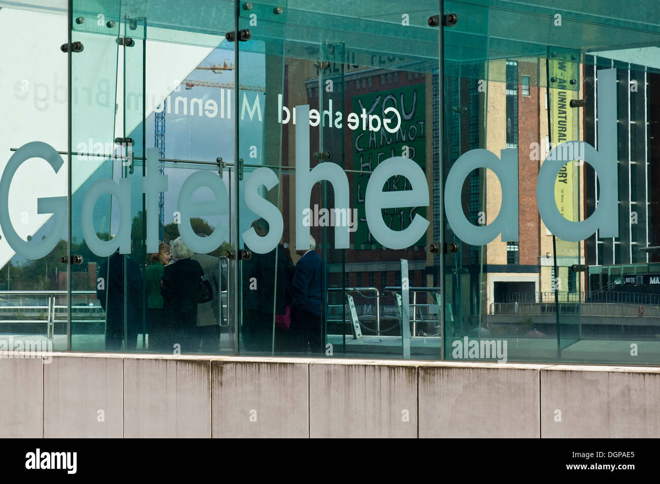 Ostsee-Zentrum über die Millennium Bridge gesehen Stockfoto