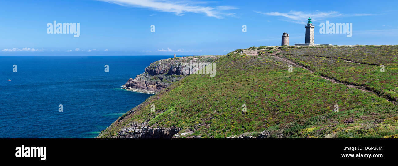 Steilküste des Cap Frehel mit alten und neuen Leuchttürme, Cap Frehel, Bretagne, Frankreich Stockfoto