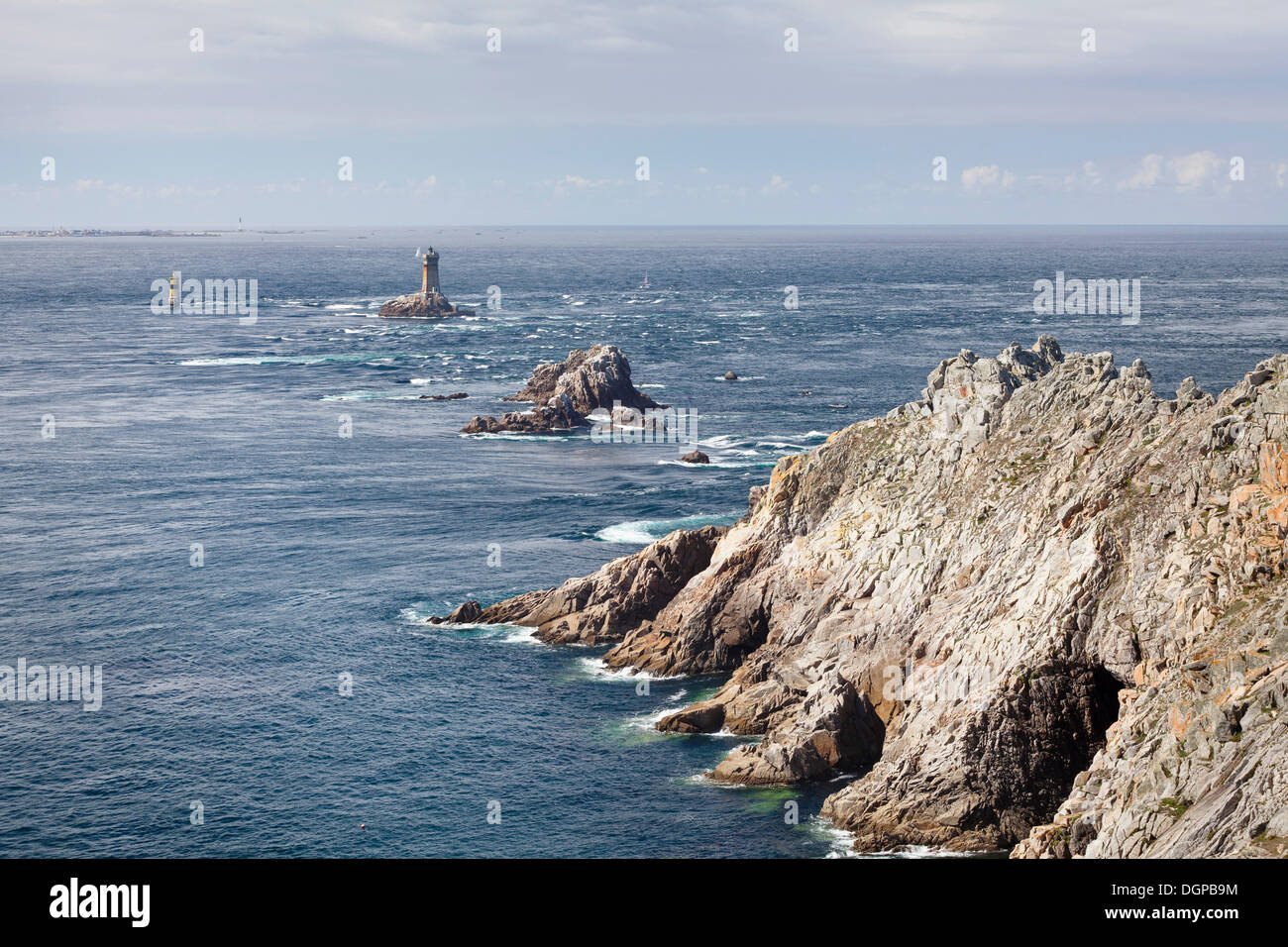 Pointe du Raz mit einem Leuchtturm, Pointe du Raz, Sizun, Bretagne, Frankreich Stockfoto