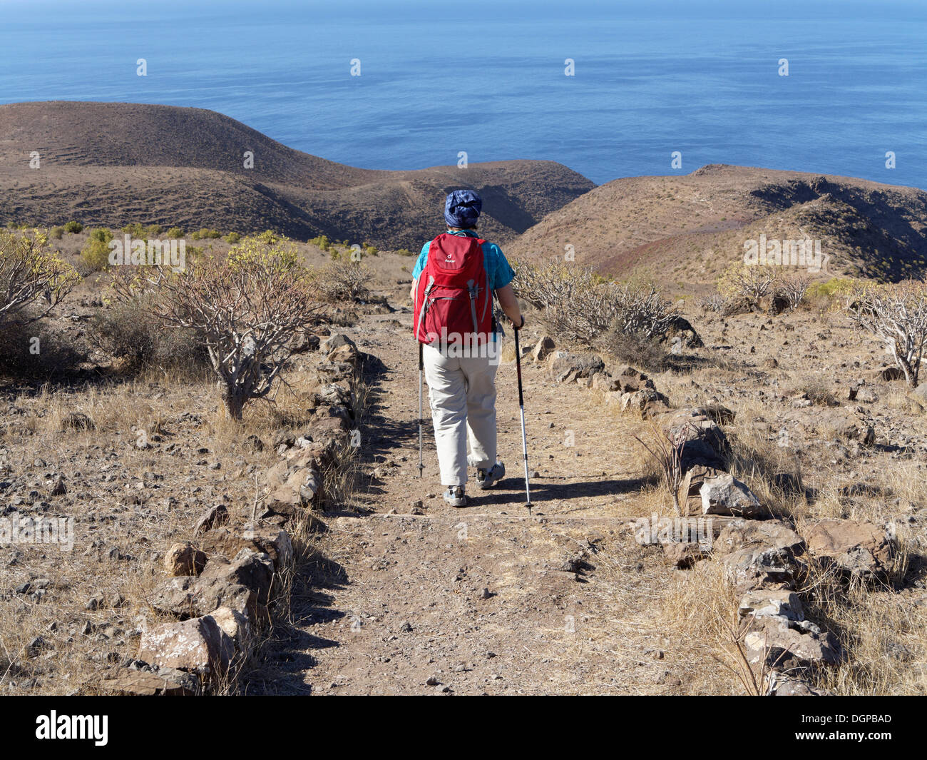 Weibliche Wanderer tragen einen Rucksack, Sendero Quise Trail, Alajero, La Gomera, Kanarische Inseln, Spanien, Europa Stockfoto