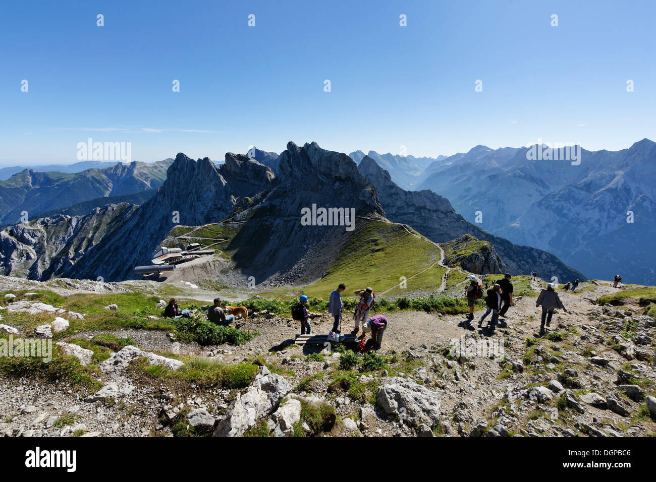 Passamani Rundweg um die Karwendelgrube, Karwendelbahn Bergstation und westlichen Karwendelspitze Berg gesehen Stockfoto