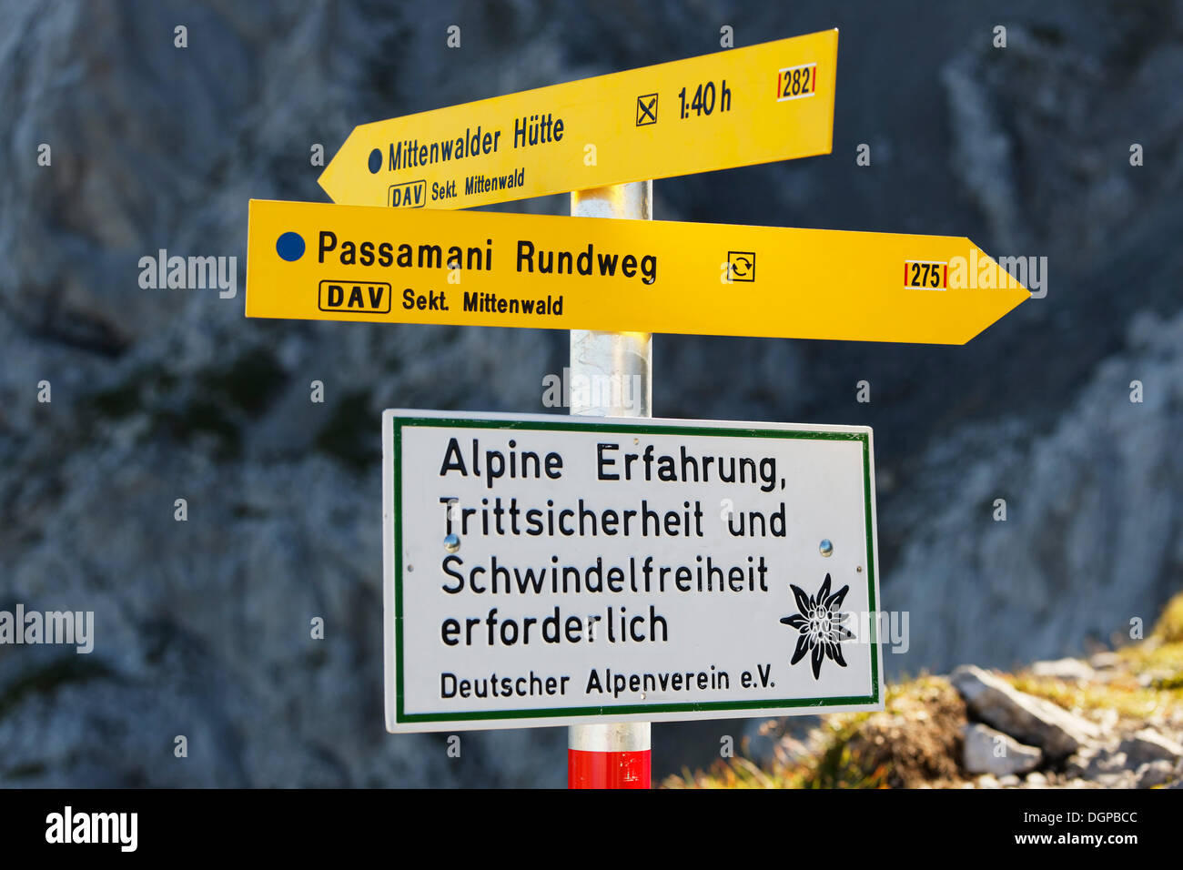 Wegweiser, Passamani Rundweg, Mittenwald, Karwendelgebirge, Bayern, Oberbayern Stockfoto