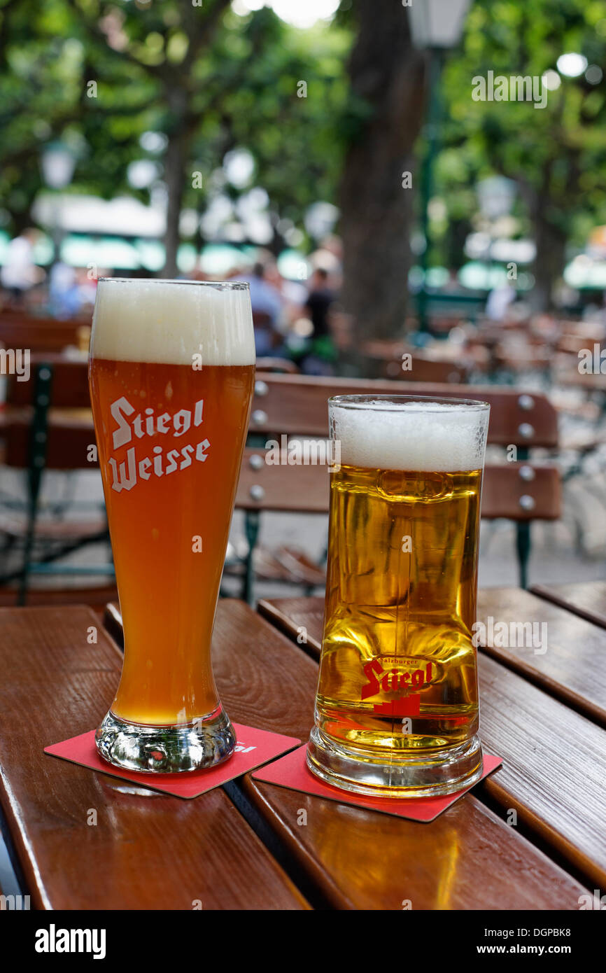 Ein Stiegl Weizenbier und ein Lagerbier, Stieglbraeu Zum Klosterhof Biergarten, Linz, Oberösterreich, Österreich Stockfoto