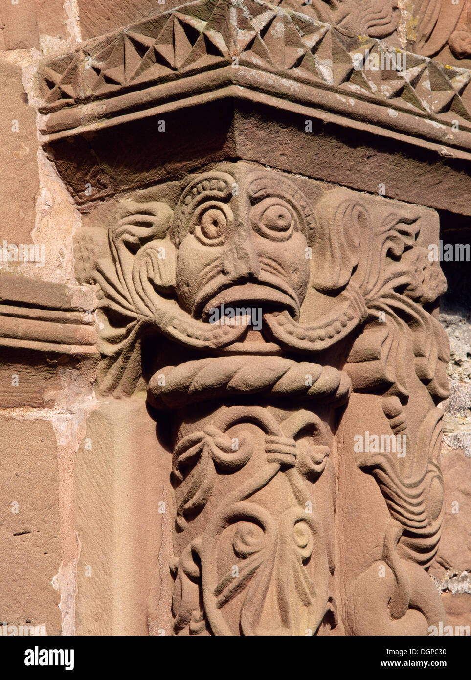 Grüner Mann geschnitzt auf E Hauptstadt des südlichen Einganges Kilpeck Kirche: ein schönes Beispiel der Herefordshire Schule der späten Romanik schnitzen. Stockfoto