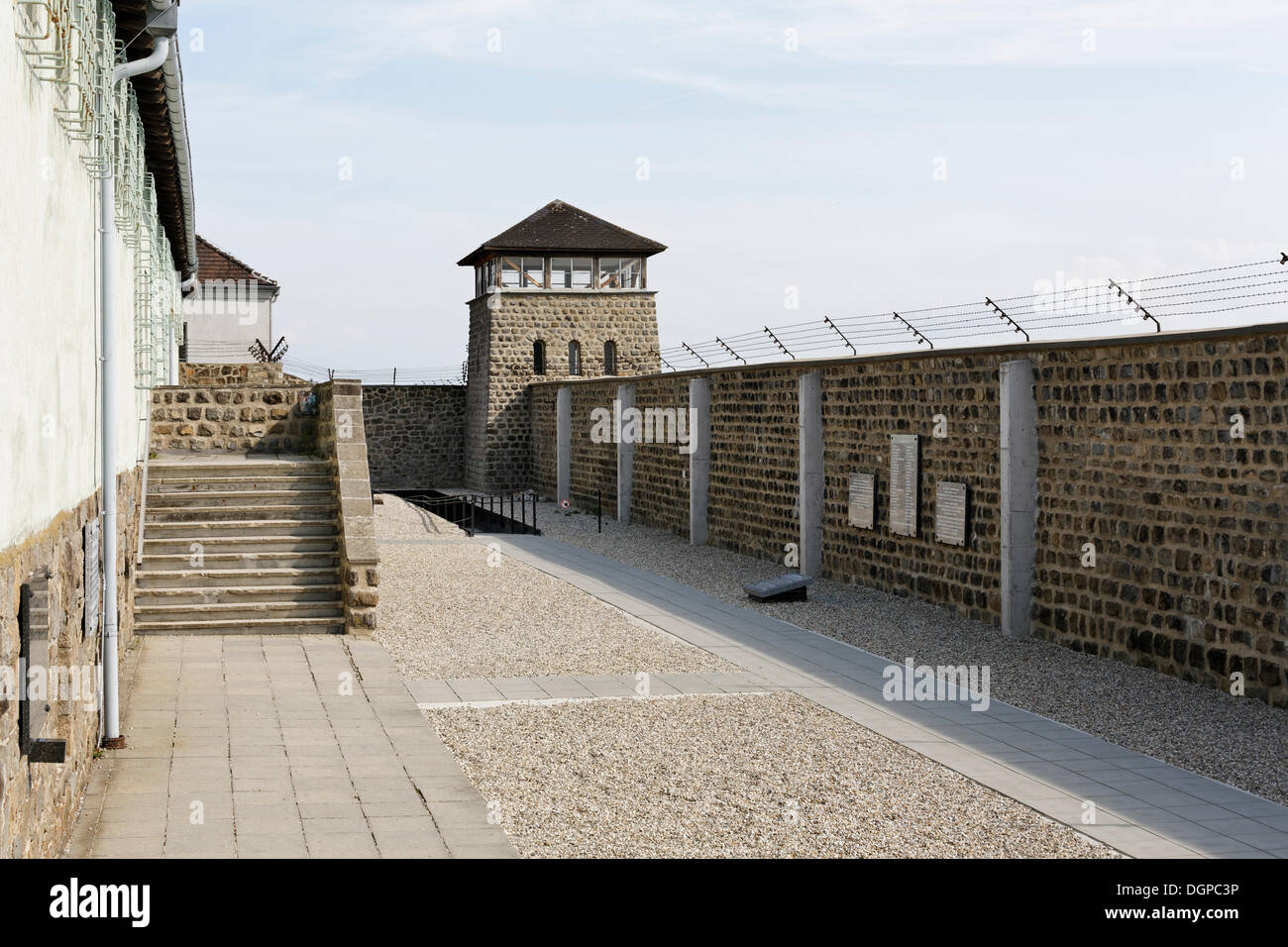 Mauer mit Stacheldraht, Gedenkstätte des ehemaligen Konzentrationslagers Mauthausen Mühlviertel Region, Oberösterreich, Österreich, Europa Stockfoto