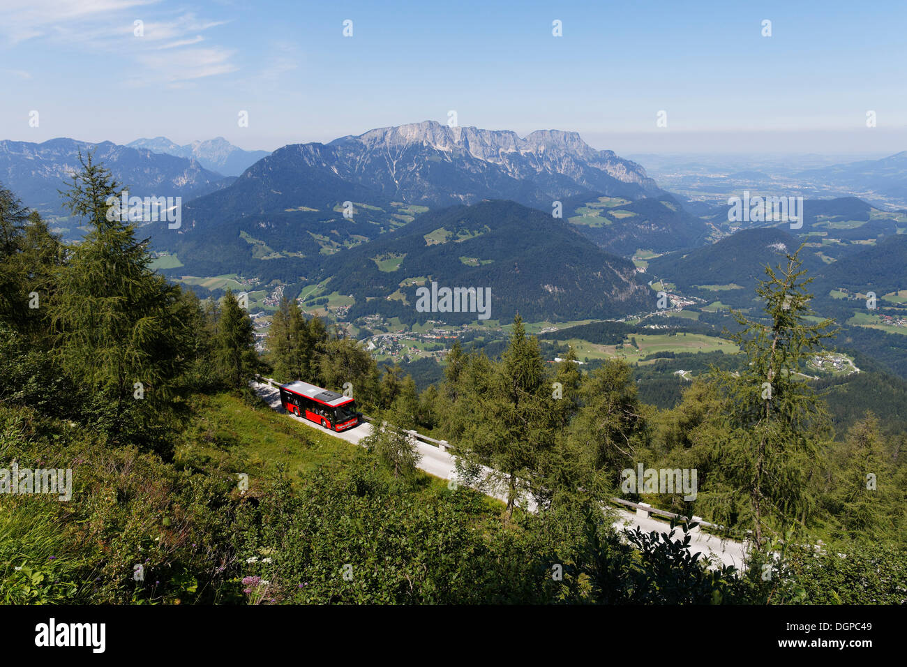 Bus auf Kehlsteinstrasse, Blick vom Kehlstein Mountain in Richtung Untersberg, Berchtesgaden, Berchtesgadener Alpen, Oberbayern Stockfoto