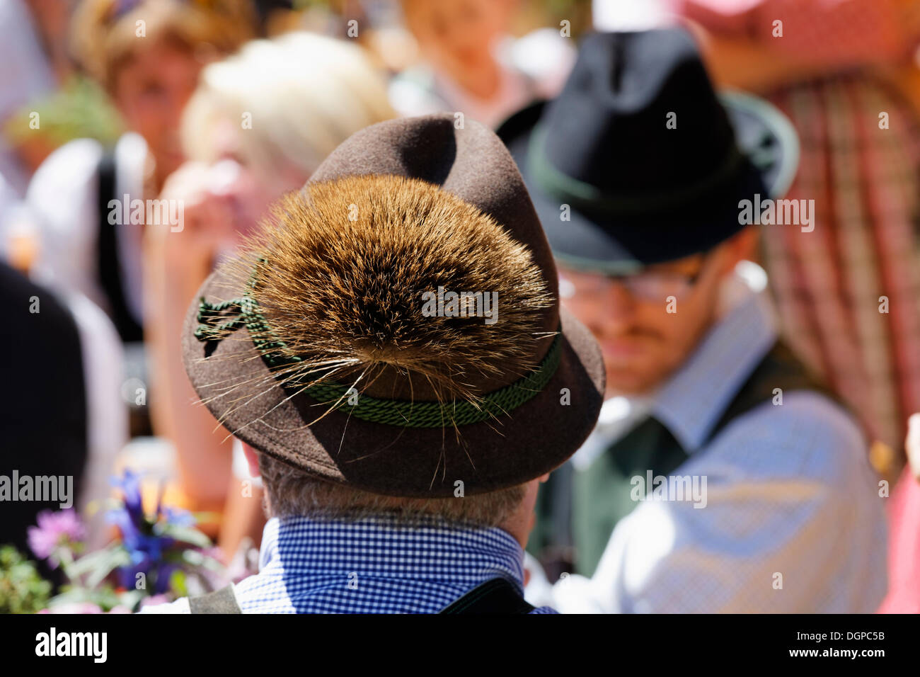 Männer tragen Hüte mit Sämischleder Haarbüschel, Pfeifertag Festival am Niedergadenalm Alp, Strobl, Salzburger Land Stockfoto