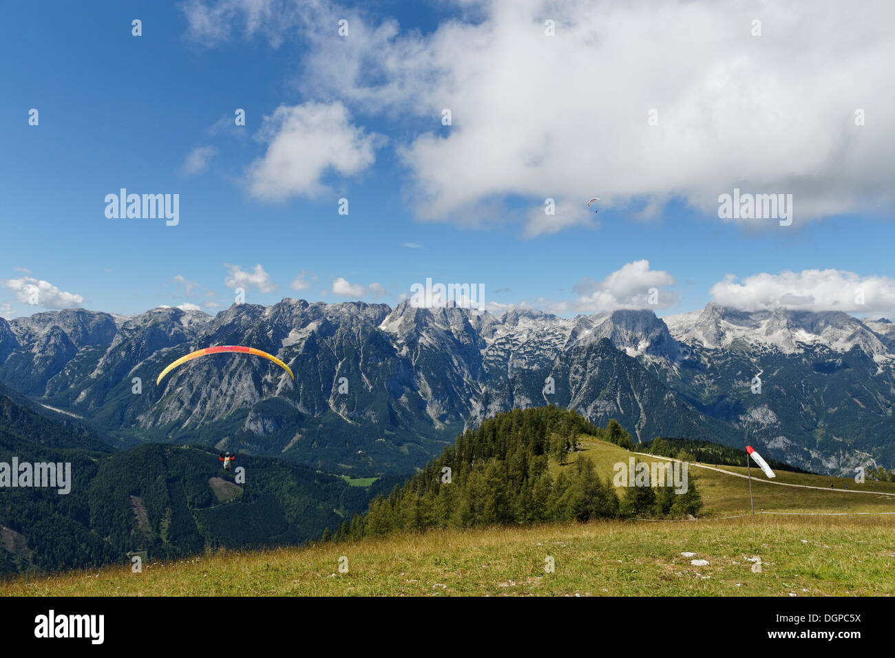 Gleitschirm abheben aus Hutterer Hoess, Hinterstoder, Totes Gebirge, Pyhrn-Priel, Traunviertel Bergregion Stockfoto