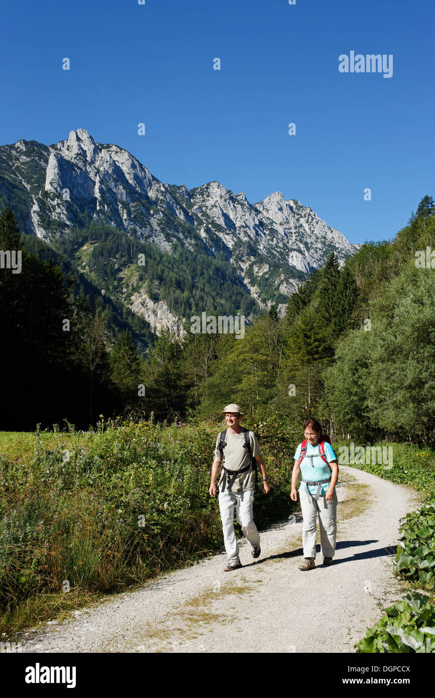 Paar, Wandern in den Bergen Sengsen im Kalkstein Alpen Nationalpark, Pyhrn-Eisenwurzen, Traunviertel Bezirk, Oberösterreich Stockfoto