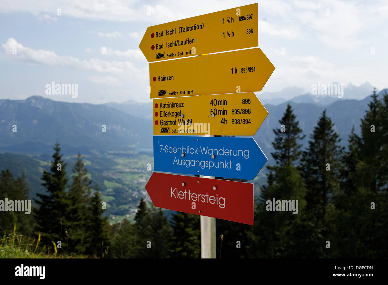 Wegweiser für Wanderer auf Katrin Berg, in der Nähe von Katergebirge Bergen Bad Ischl Salzkammergut Erholungsgebiet, Traunviertel region Stockfoto