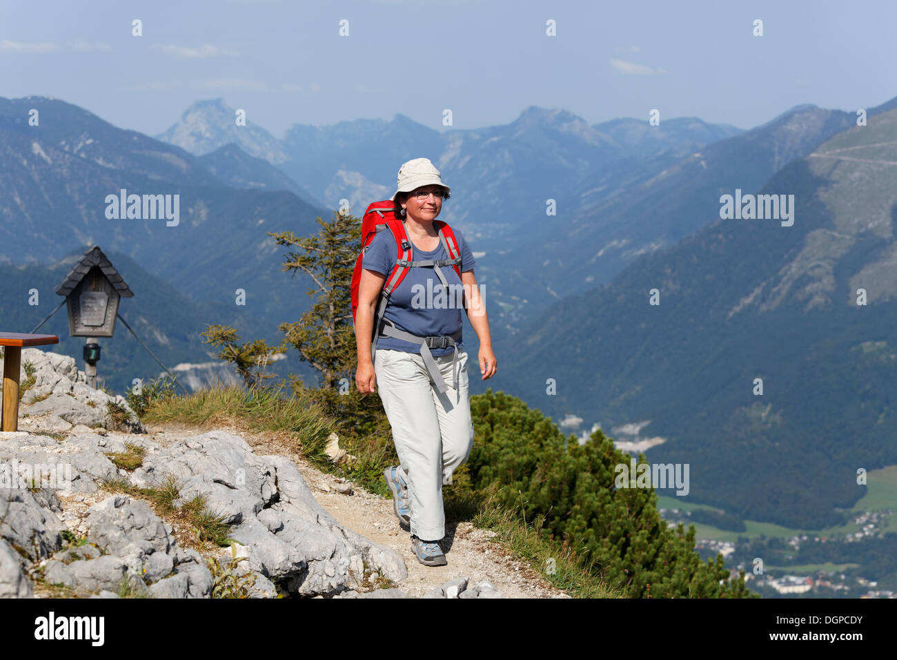 Frau, Wandern auf einem Pfad bis zum Gipfel des Katrin Berg, Katergebirge Berge in der Nähe von Bad Ischl, Salzkammergut-Erholungsgebiet Stockfoto