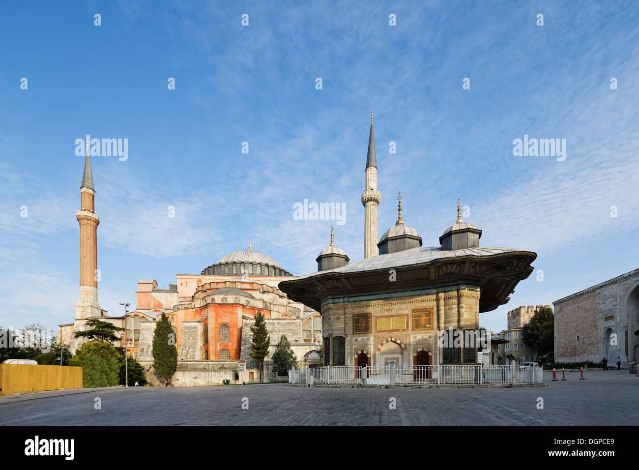 Brunnen des Sultans Ahmed III mit Hagia Sophia, Ayasofya, Istanbul, europäische Seite, Türkei, Europa Stockfoto