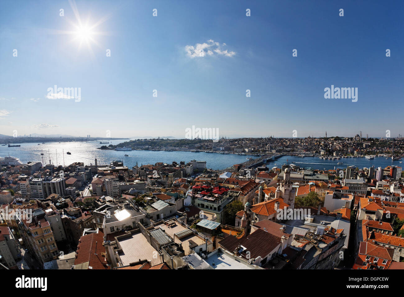 Blick vom Galata-Turm über den Stadtteil Beyoglu, Bosporus und das Goldene Horn, Galata-Brücke und Sultanahmet hinten Stockfoto