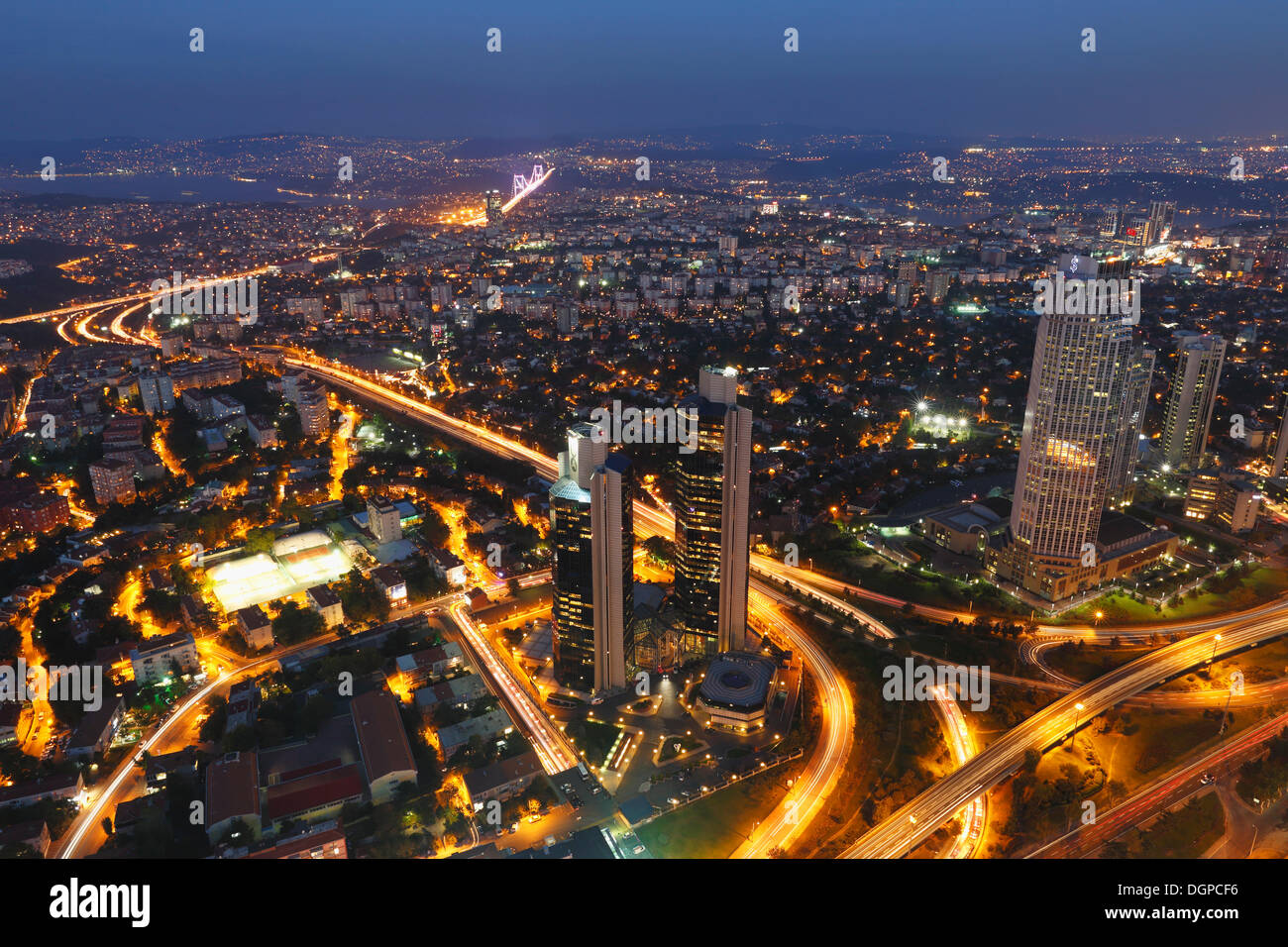 Blick von der Sapphire-Turm in Levent mit dem Bosporus, bei Dämmerung, höchste Gebäude in der Türkei, Istanbul, Türkei, Europa Stockfoto