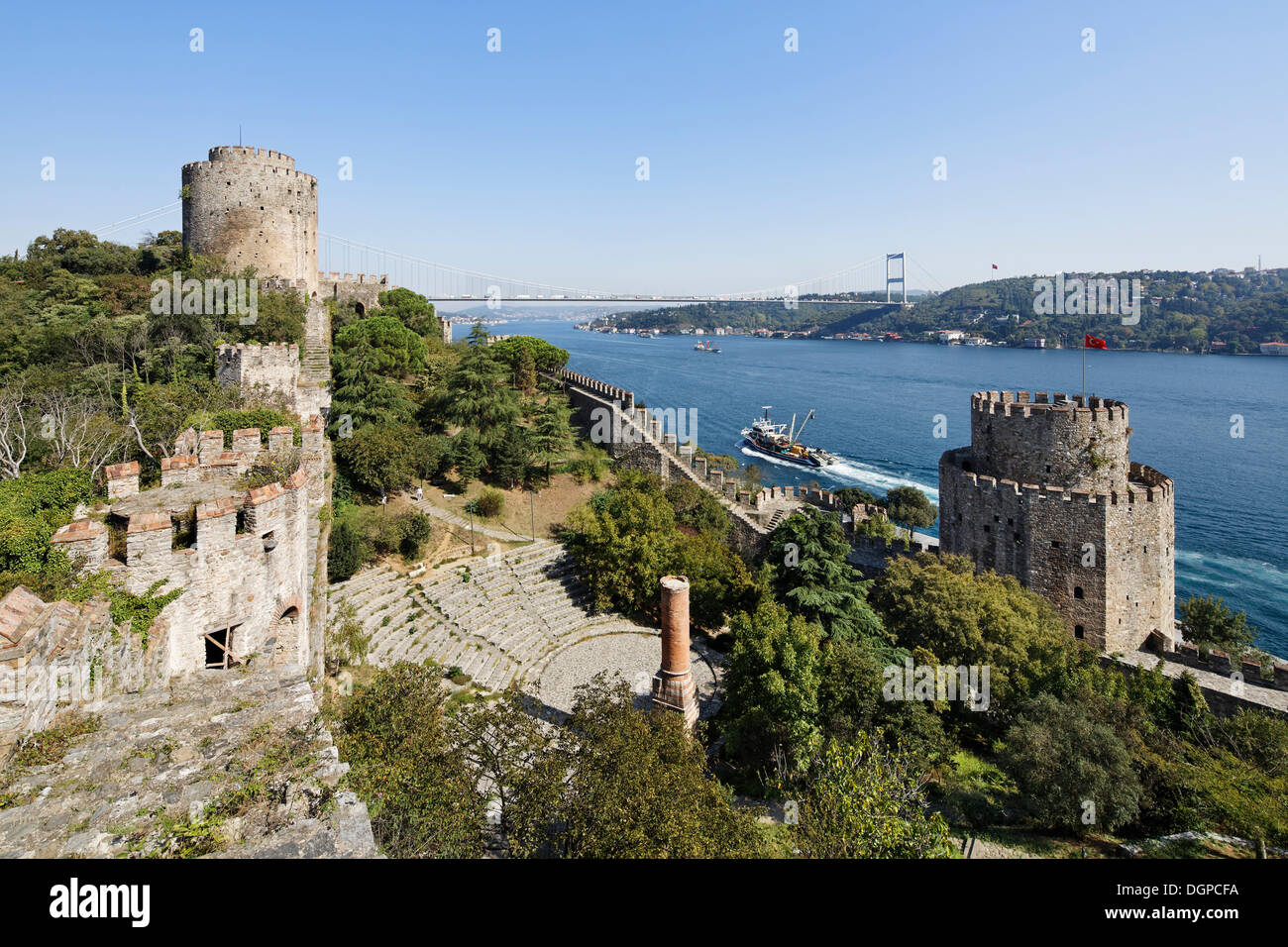 Rumeli Hisari, Festung Europa, in Sariyer, Fatih Sultan Mehmet-Brücke, 2. Bosporus Brücke, Bosporus, Istanbul, Türkei Stockfoto