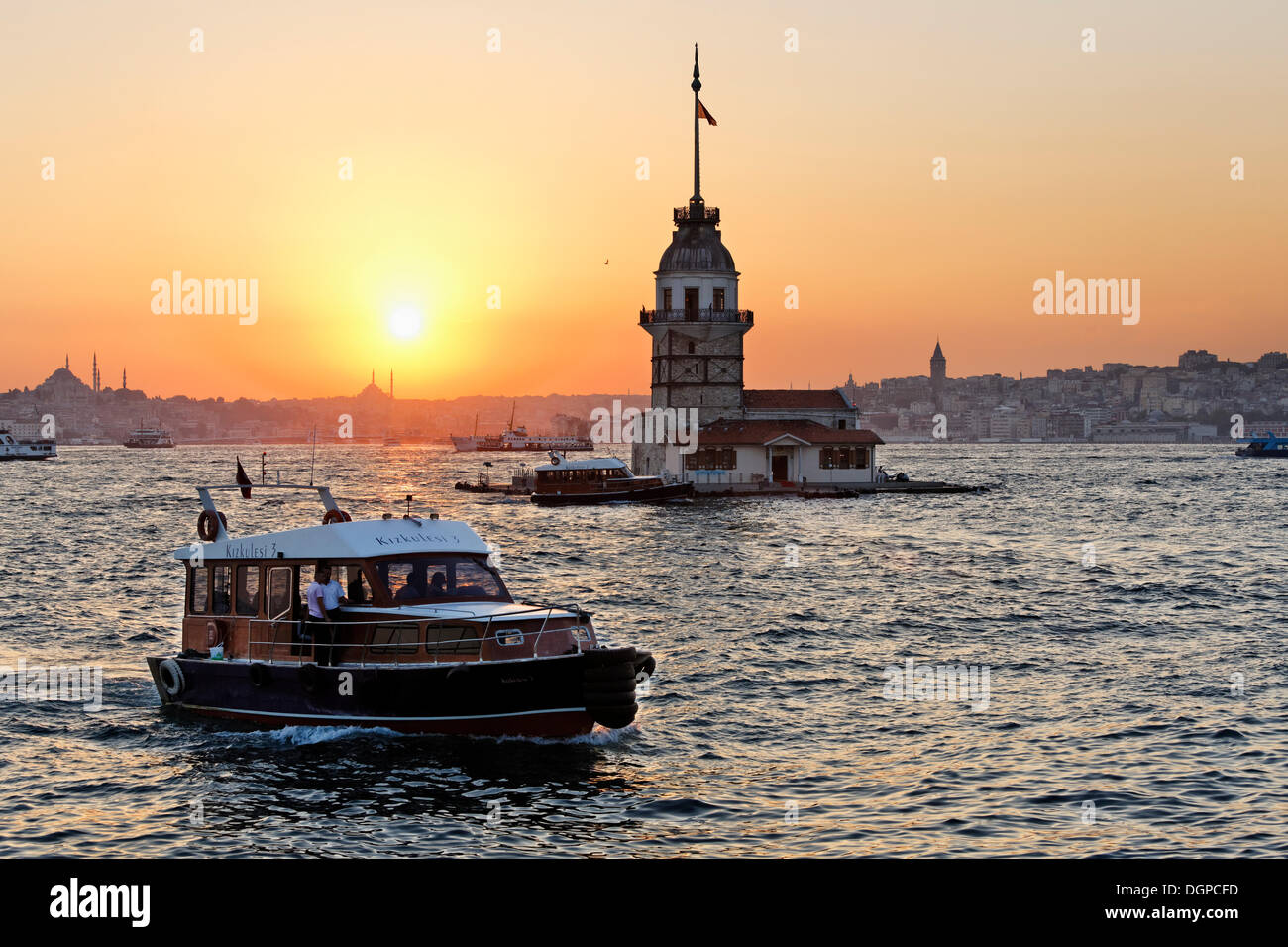 Leander Turm, Maiden Tower oder Kiz Kulesi, in den Bosporus in Üsküdar, Süleymaniye-Moschee, links, und Galata-Turm, rechts Stockfoto